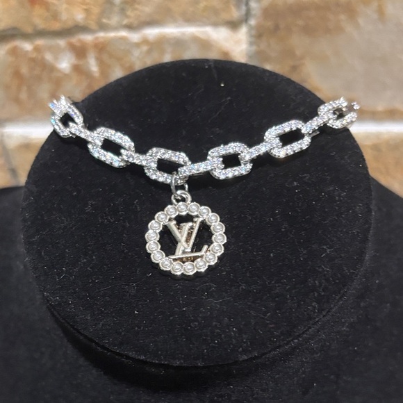 Sparkly Silver Chain Bracelet with Silver LV Pearl Halo Charm - Picture 1 of 4